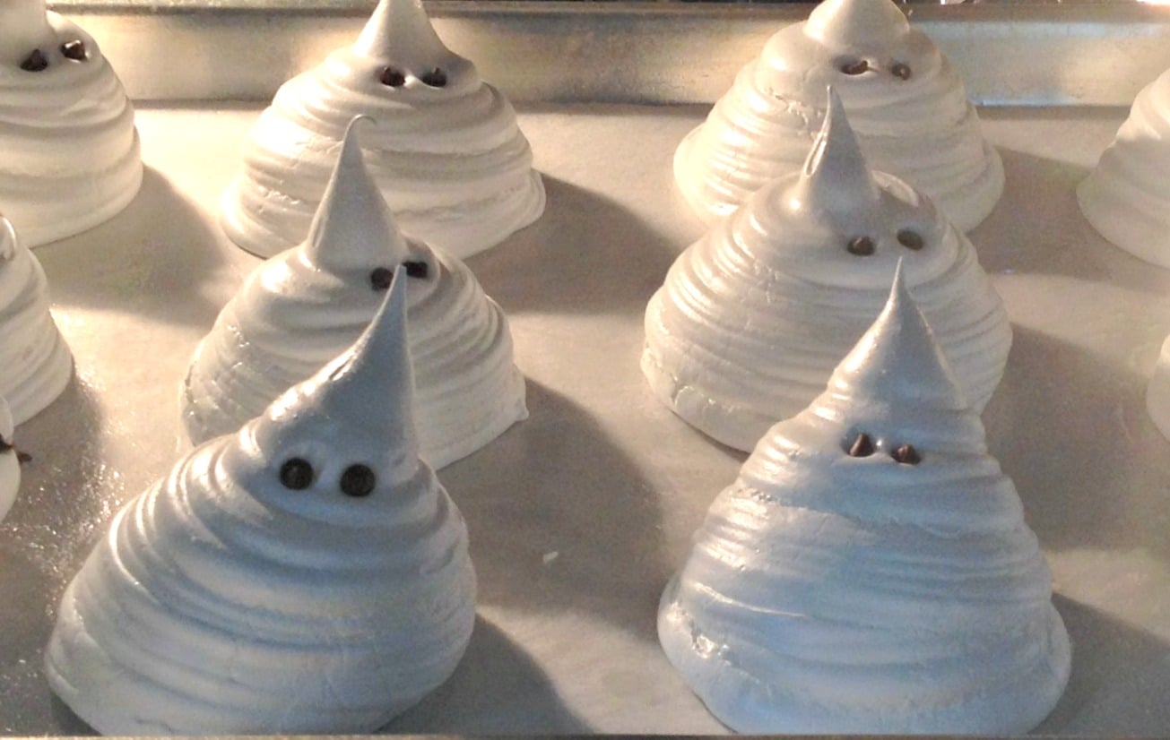 Meringue Ghosts - adorably scary Halloween dessert and/or cake and cupcake decorations. simplysated