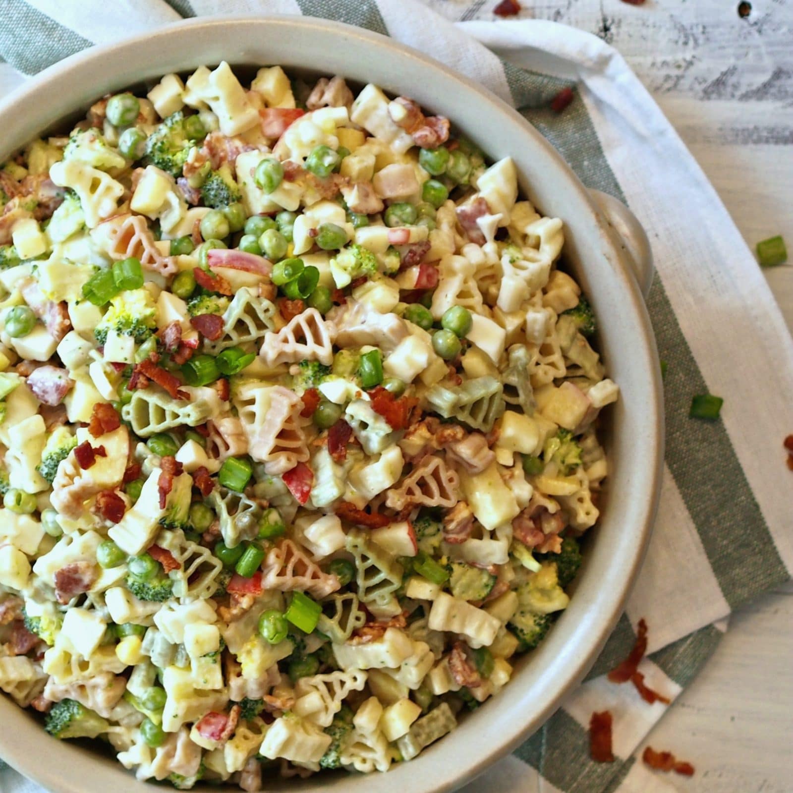 Broccoli Apple & Bacon Pasta Salad has something for everyone. Crunchy broccoli, sweet apple, salty bacon, perfect pasta and a sweet, tangy dressing. Simply Sated