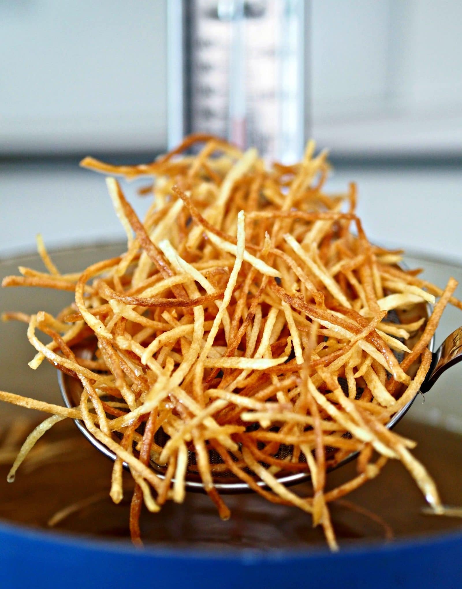 Patatas crujientes en tiras. Patatas fritas hasta que se doran y se sazonan perfectamente. Sencillas, deliciosas y adictivas. Simplemente saciado